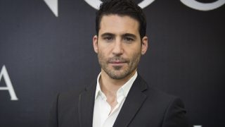 Miguel Ángel Silvestre ha vuelto al trabajo tras el fallecimiento de su padre / Gtrees