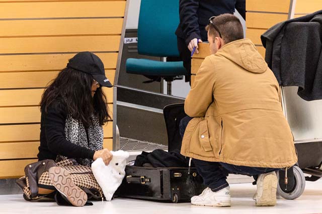 Salma Hayek ordenando sus cosas en el aeropuerto de Almería