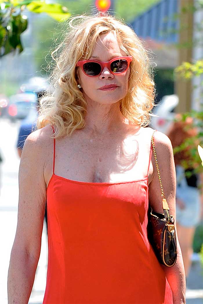 Melanie Griffith paseando por Los Ángeles