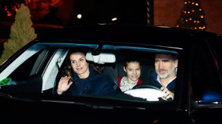 Los Reyes, saliendo en coche de casa del padre de doña Letizia / Gtres