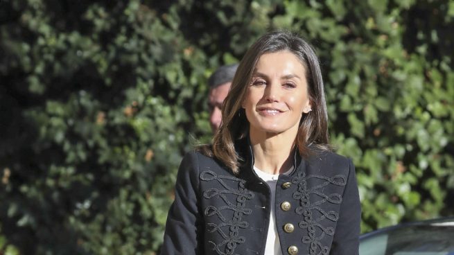 De Zara y en clave B&W: La Reina reivindica el ‘low cost’ en su primer acto en solitario de 2019