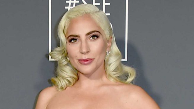 Lady Gaga recupera en los CCA el escote que triunfará en el 2019