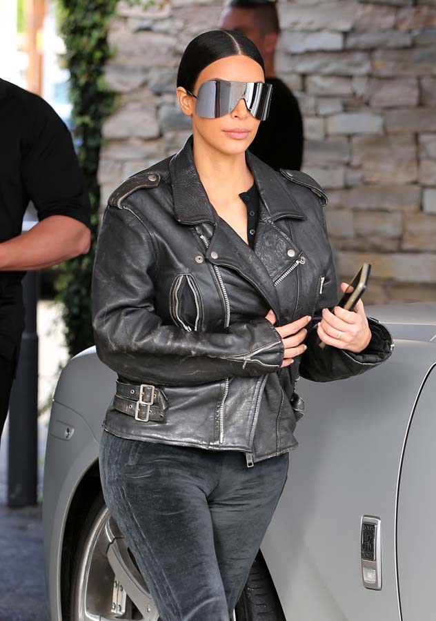 Kim Kardashian con gafas de sol