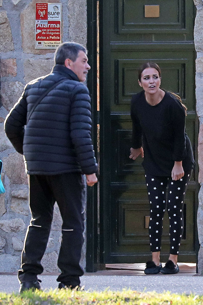 Paula Echedvarría despidiendo a su hija en la puerta de su casa 