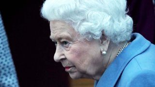 La reina Isabel II, en su visita anual al Instituto de la Mujer / Gtres.