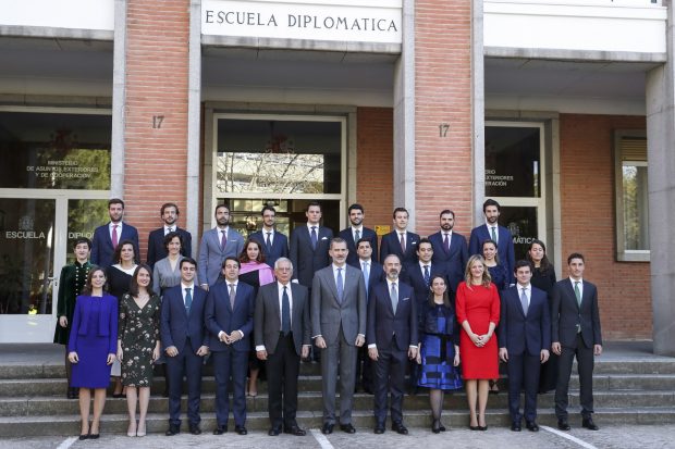 Don Felipe posa a las puertas de la Escuela Diplomática de Madrid / Gtres