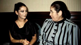 Isabel Pantoja junto a su madre, en una imagen tomada en 1980 / Gtres