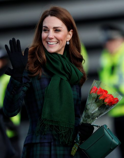 Kate Middleton reina en Escocia con un look reciclado con tributo incluido