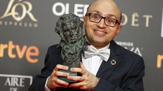 Jesús Vidal posando junto a su Premio Goya / Gtres