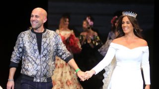 Anabel Pantoja, junto a Alonso Cozar, durante su desfile en SIMOF / Gtres.