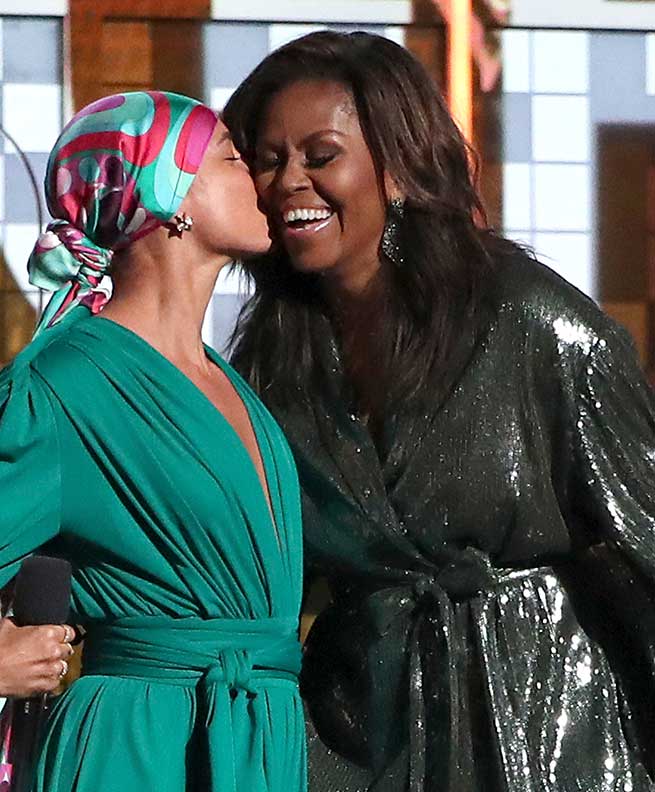 Alicia Keys besa a Michelle Obama 