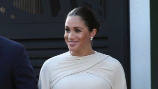 Meghan Markle sorprendió con un caftán firmado por Dior / Gtres