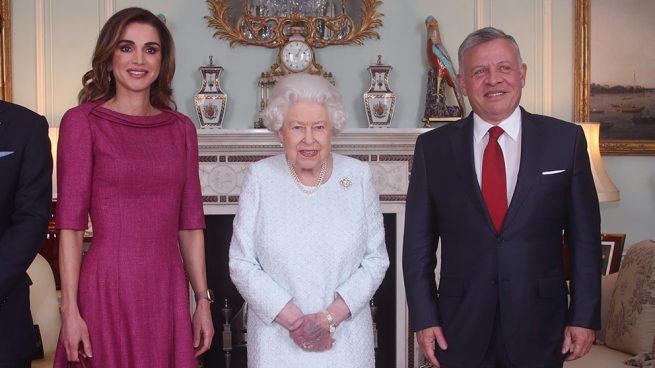 La reina Isabel con Rania y Abdalá de Jordania