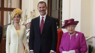 La reina Isabel con don Felipe y doña Letizia / Gtres