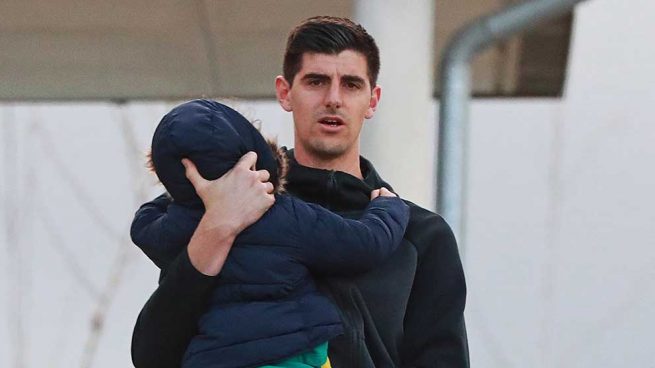 Courtois con su hijo