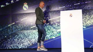 El comentado look de Zidane en la rueda de prensa de presentación del Real Madrid / Gtres