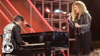 Miriam Rodríguez y Pablo López, interpretando su canción en los Premios Cadena Dial / Gtres