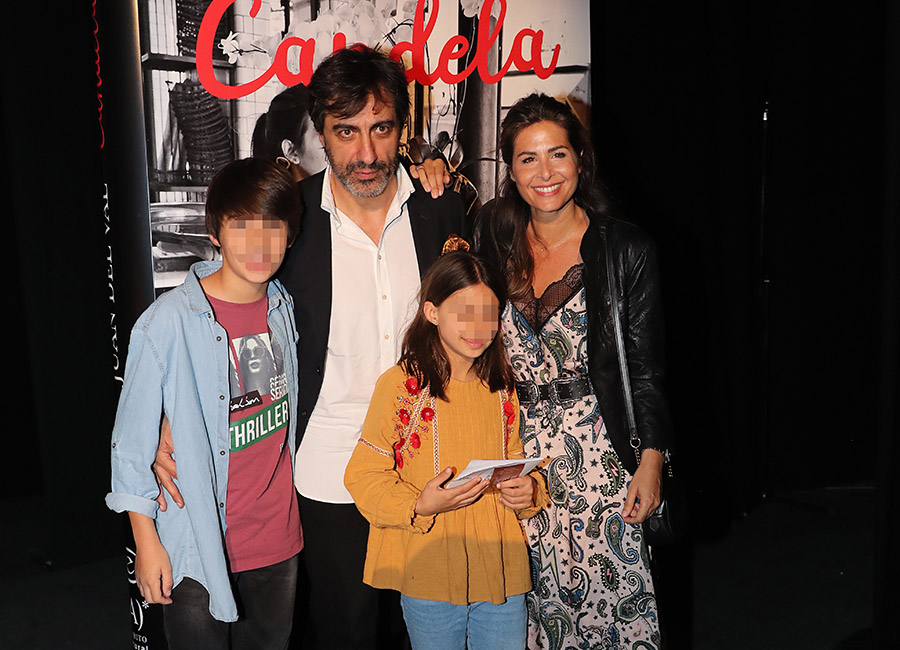 Juan del Val junto a Nuria Roca y dos de sus hijos