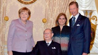 El Gran Duque Juan de Luxemburgo junto a su hijo y Angela Merkel / Gtres