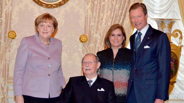 El Gran Duque Juan de Luxemburgo junto a su hijo y Angela Merkel