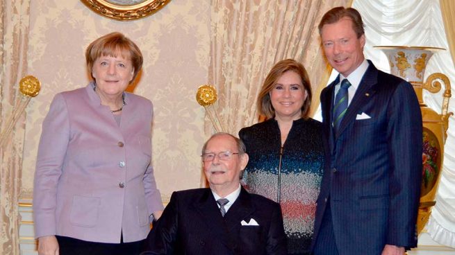 El Gran Duque Juan de Luxemburgo junto a su hijo y Angela Merkel