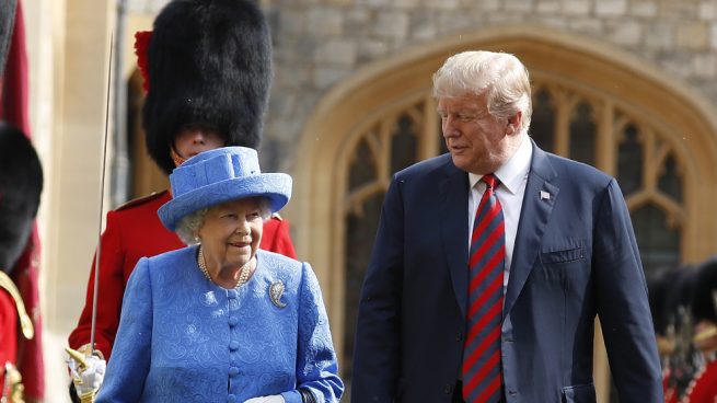 Trump se salta el protocolo y le cambia el título a la reina Isabel