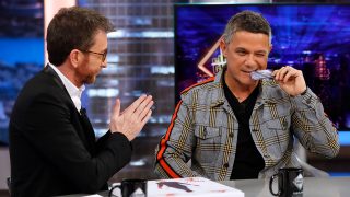 Alejandro Sanz y Pablo Motos el día que el cantante recibió su tarjeta platino de ‘El Hormiguero’ / Gtres