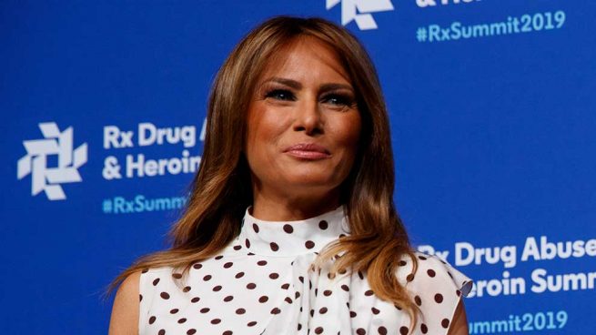 Melania se ha entregado al 'polka dots', el estampado favorito de las royas