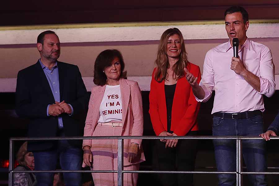 Carmen Calvo junto a Pedro Sánchez celebrando la victoria socialist