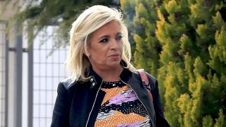 Diecinueve días después del ‘tartazo’, Carmen Borrego reaparece sin collarín/ Gtres