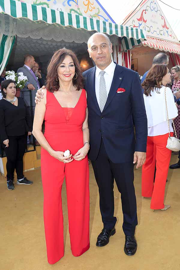 Ana Rosa Quintana junto a su marido, Juan Muñoz, durante el jueves de Feria en Sevilla