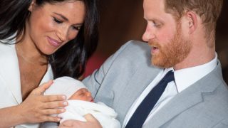 Meghan Markle y el príncipe Harry, con el pequeño Archie / Gtres.