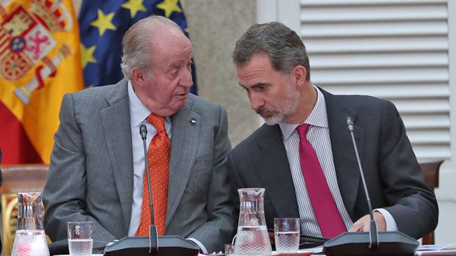 Don Juan Carlos celebra su aniversario de bodas trabajando junto a su hijo