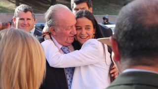 La diseñadora no ha dudado en brindar su apoyo a don Juan Carlos y a Victoria Federica/Gtres