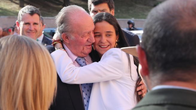 La diseñadora no ha dudado en brindar su apoyo a don Juan Carlos y a Victoria Federica/Gtres