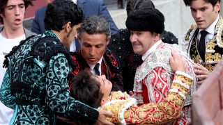 La cuadrilla al completo de Gonzalo Caballero se lanzó a la arena para prestarle auxilio / Gtres