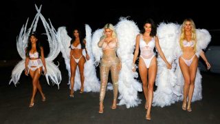 Las hermanas Kardashian Jenner paralizan Los Ángeles convertidas en maniquíes de escaparate / Gtres