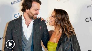 Javier Ungría y Elena Tablada, durante el desfile de Fernando Claro / Gtres