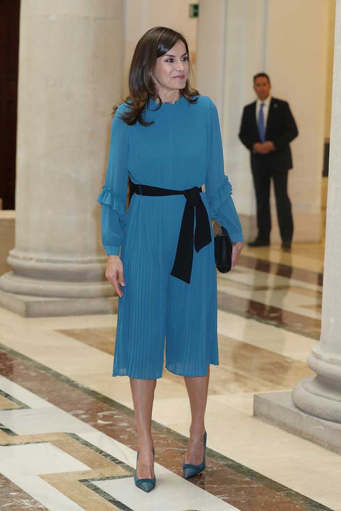 Zara con vestido azul de Zara