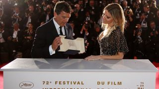 Antonio Banderas compartió el protagonismo del premio con su novia, Nicole Kimpel / Gtres