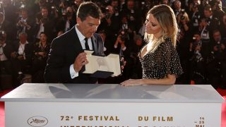 Antonio Banderas compartió el protagonismo del premio con su novia, Nicole Kimpel / Gtres