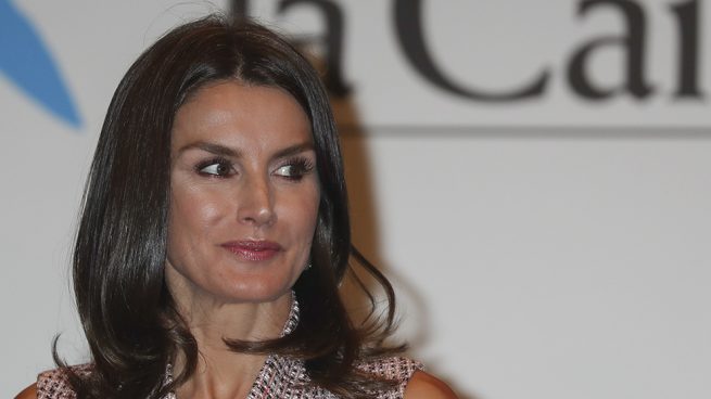 Letizia arriesga y gana: su look más trendy tras la retirada de don Juan Carlos