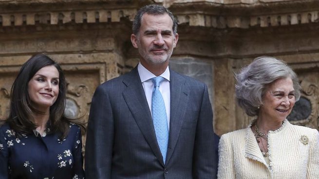 Los Reyes Felipe VI y Letizia junto a la Reina Doña Sofía en una imagen de archivo