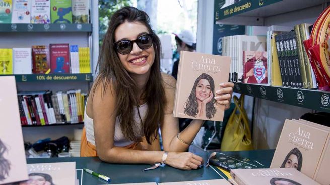 Ana Guerra durante su firma de libros en la Feria del libro de Madrid