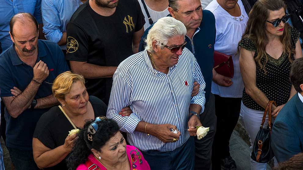 El padre de José Antonio Reyes, roto de dolor en el funeral de su hijo