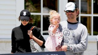 Irina Shayk, Bradley Cooper y la hija de ambos, paseando por Los Ángeles en una imagen reciente / Gtres