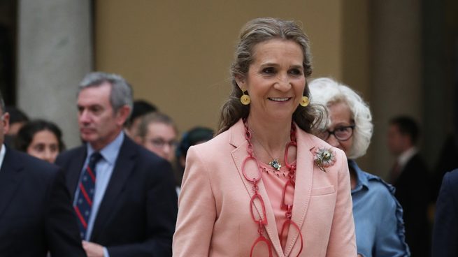 La infanta Elena vuela en solitario tras ejercer de acompañante de don Juan Carlos