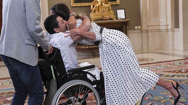 La Reina Letizia recibiendo el cálido abrazo de Gerardo Fernández