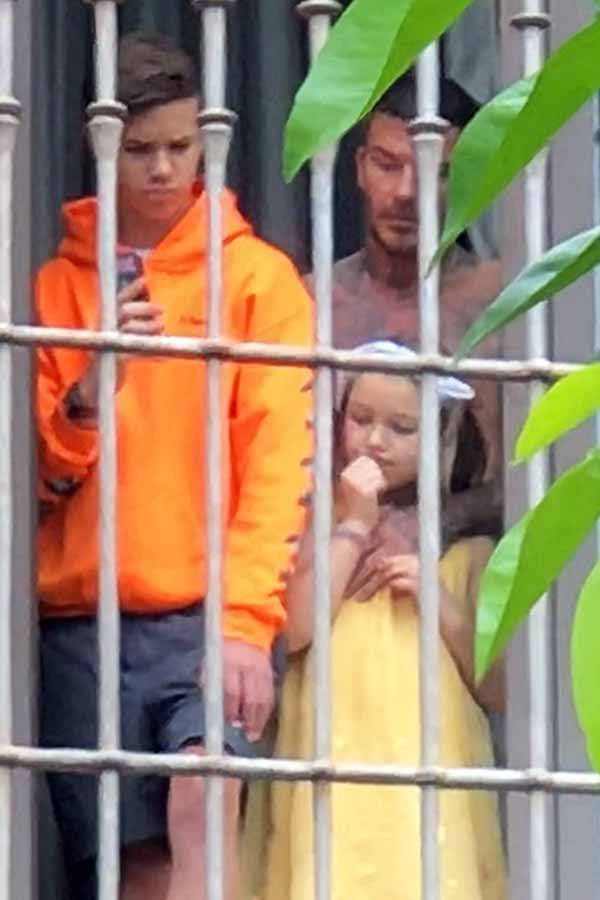 David Beckham junto a sus hijos Harper y Cruz asomado a la ventana de su habitación en Sevilla / GTRES