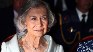 La reina Sofía manda un mensaje con su look en una fecha clave para los reyes / Gtres